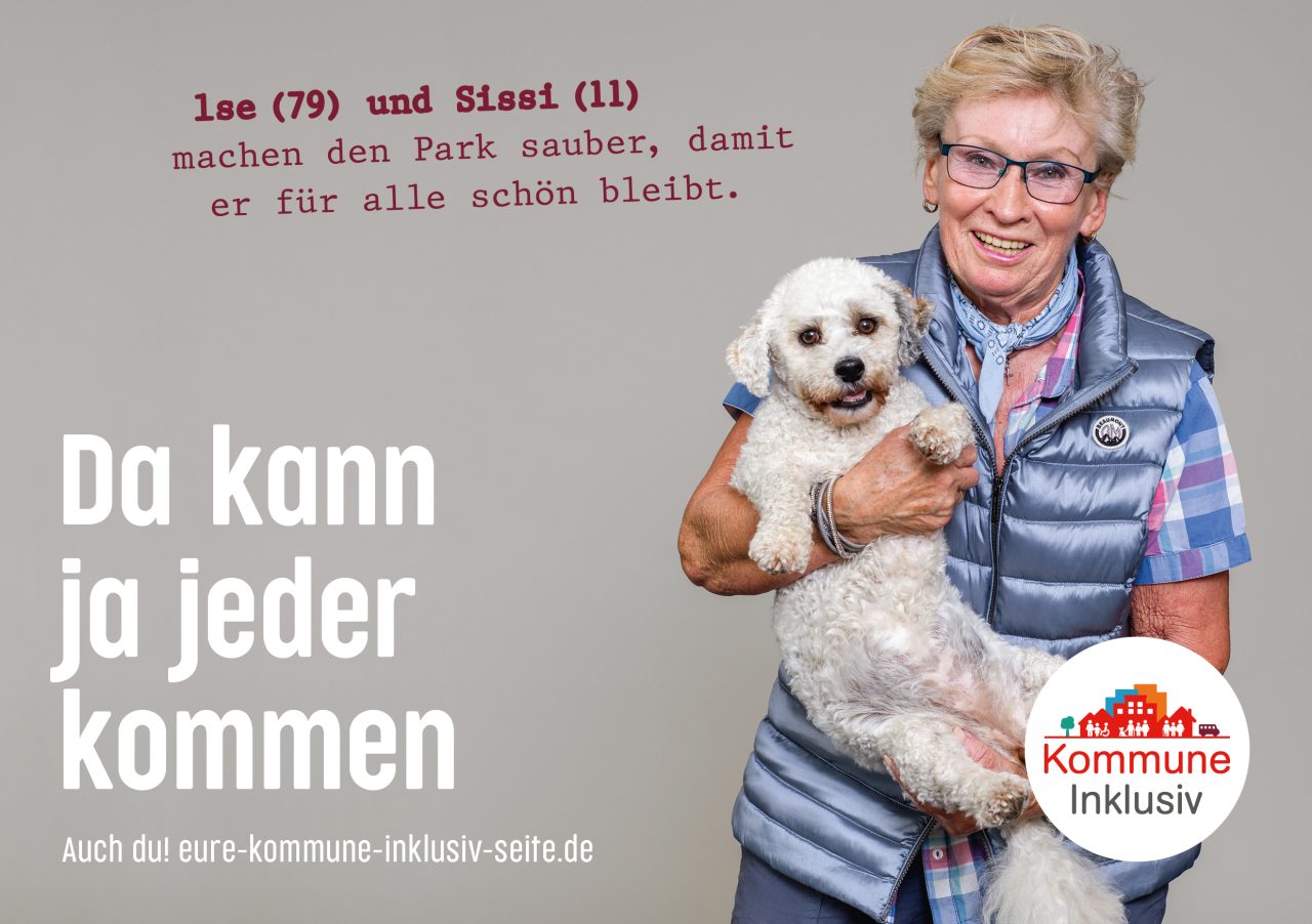 Anzeige 1: Eine ältere, aber sportliche Frau hält einen Hund auf dem Arm.
Links von ihr steht: Ilse 79 und Sissi 11 machen den Park sauber, damit er für alle schön bleibt. Darunter steht: Da kann ja jeder kommen. Auch du! Unten rechts ist das Logo von Kommune Inklusiv.
